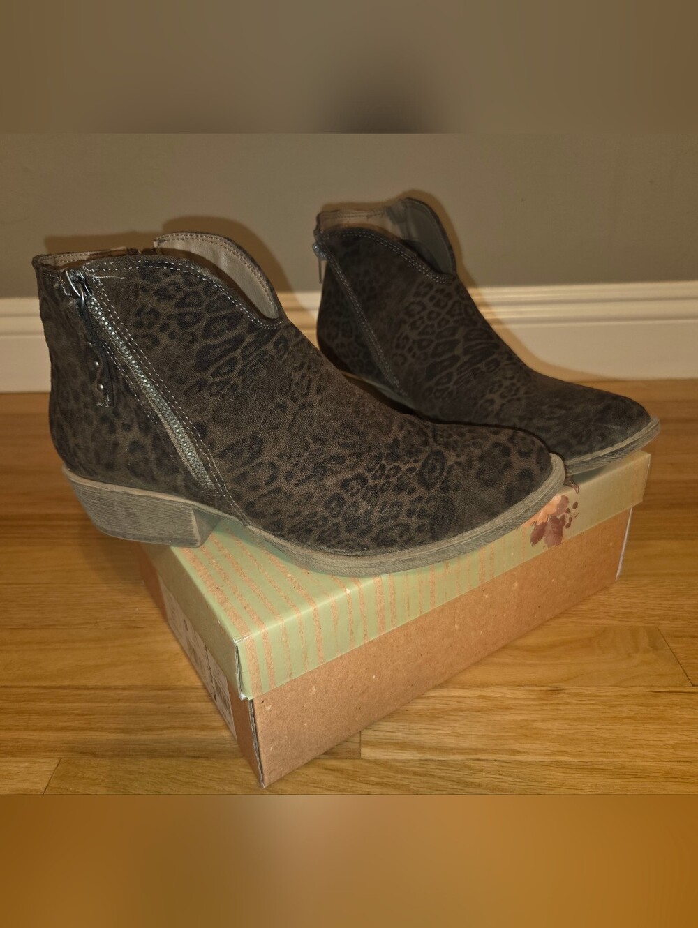 Women's Very G DIVINE Leopard Print Ankle Booties - Brown